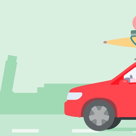 Illustrazione di un’auto rossa con bagagli e un kayak sul tetto che raffigura una famiglia di fronte a uno skyline, probabilmente Pisa.