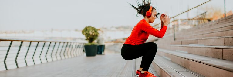 Blick auf die junge Frau, die draussen springt