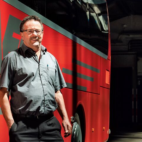 Hans Schmid, directeur d’AFA Bus AG, devant l’un de ses bus