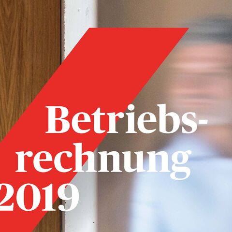 Ein Mann mit grauem Haar und Bart schaut nachdenklich zur Seite. Auf rotem Hintergrund steht "Betriebsrechnung 2019".