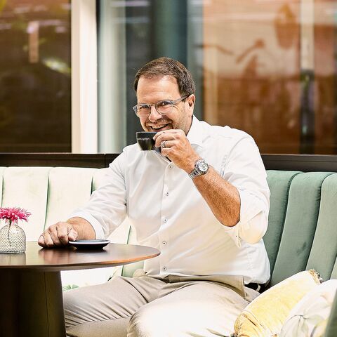 Adrian Steiner, CEO de Thermoplan, prend un café dans le café de l’entreprise