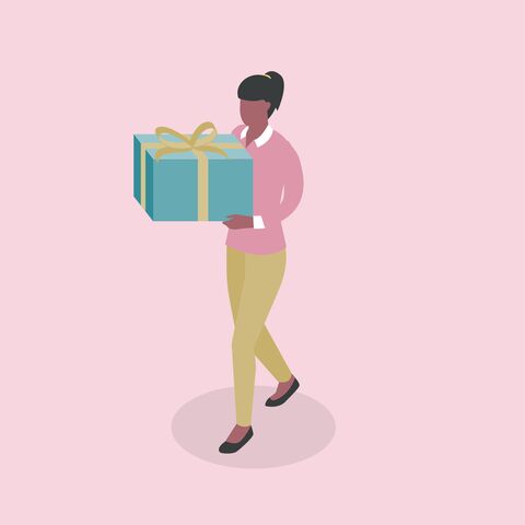 Una persona con una coda di cavallo porta un grande regalo blu con un fiocco giallo e corre su uno sfondo rosa.