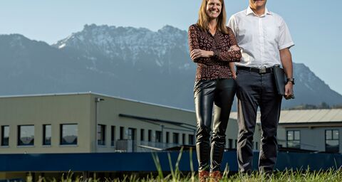 Lucia Studer, Mitgründerin und CFO von PHIOS, mit Geschäftspartner vor dem Firmensitz in Ruggell.