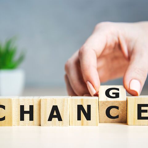 Das Wort CHANCE bzw. CHANGE wird mit Holzwürfeln gebildet