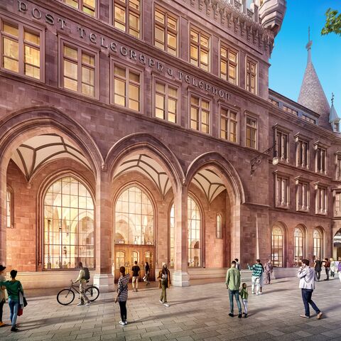 Die eindrucksvolle und historische Hauptpost Basel, vor der viele Menschen vorbeigehen oder stehen und diese bewundern.