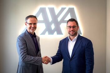 Urs Tscholl übergibt die Leitung der Generalagentur Glarus an Francesco Miotti.