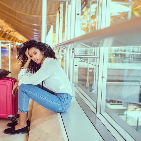 Enttäuschte Frau am Flughafen