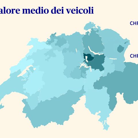 Una cartina della Svizzera mostra il valore medio dei veicoli per regione, in diverse tonalità di blu, da CHF 41 710 a CHF 63 157.