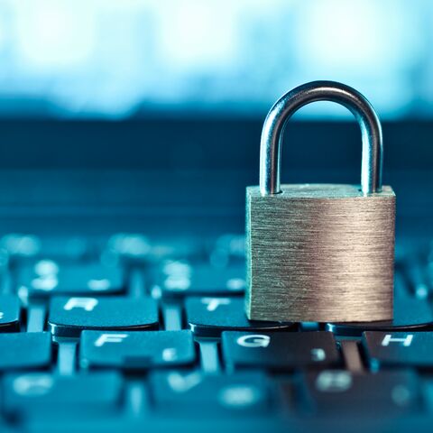 Stockbild zum Thema Cybergefahren: Ein  Vorhängeschloss steht auf einer Tastatur