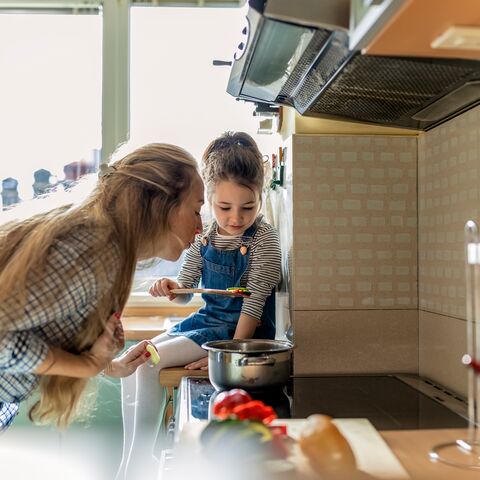 Mutter mit Kind beim Kochen