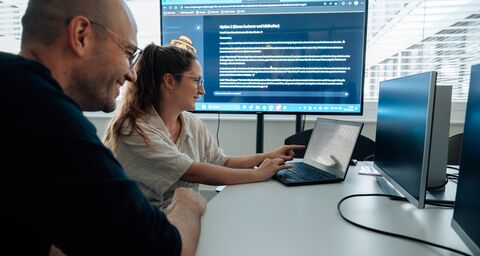 Nora Tombers è seduta in ufficio con il suo collega di lavoro.