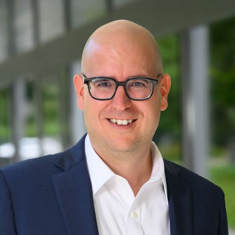 Mitarbeiterfoto von Mathis Blöchlinger vor AXA Gebäude