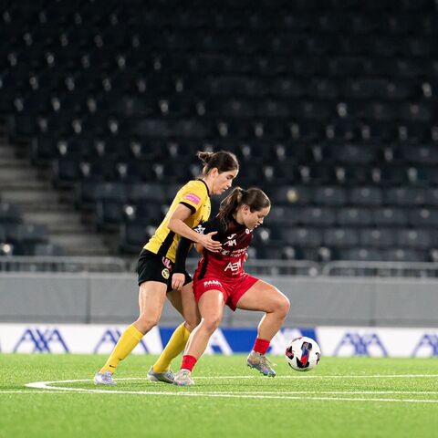 zwei frauen in einem stadion am fussball spielen