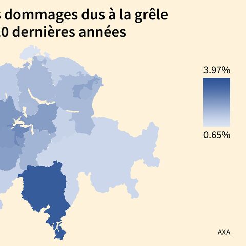 La carte de la Suisse montre la fréquence des dommages dus à la grêle au cours des 20 dernières années, avec un code couleur allant du bleu clair (peu) au bleu foncé (beaucoup).