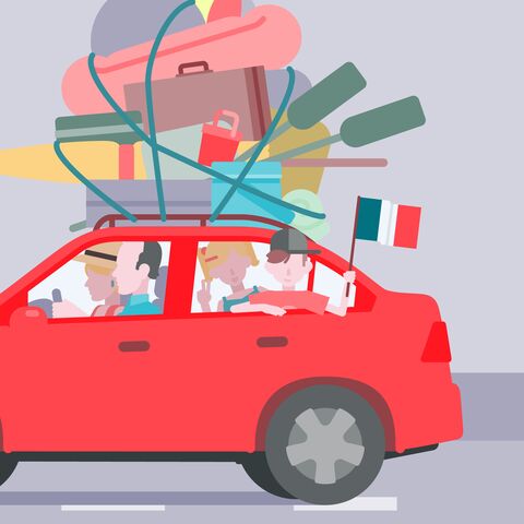 Ein rotes Auto, voll beladen mit Gepäck und einer französischen Flagge, fährt vor der Silhouette des Eiffelturms entlang.