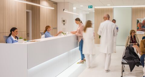Ripresa in time-lapse della reception di un ospedale.