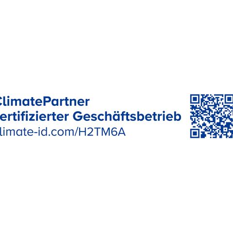 Logo von ClimatePartner mit der Aufschrift "zertifizierter Geschäftsbetrieb", einem QR-Code und dem Text "CO₂ berechnen, reduzieren, beitragen".