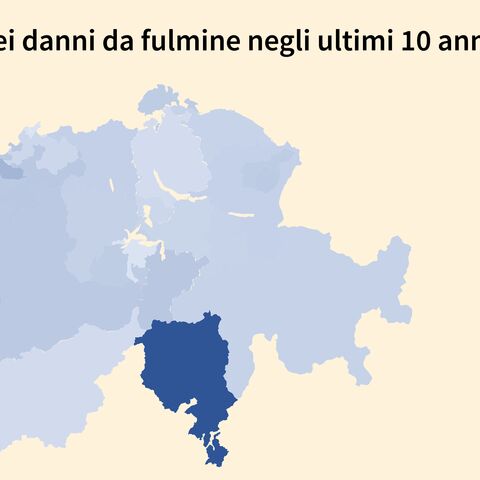 La cartina della Svizzera mostra la frequenza dei fulmini negli ultimi 10 anni. Le regioni meridionali sono maggiormente colpite. Codifica dei colori dall’azzurro al blu scuro.