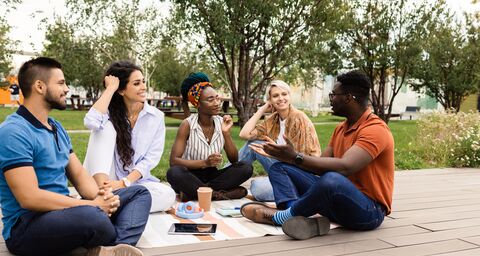 Un gruppo di amici è seduto in un parco.