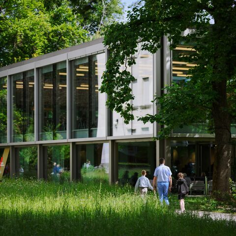 Un père de famille se promène avec deux enfants dans le parc Flora Futura.