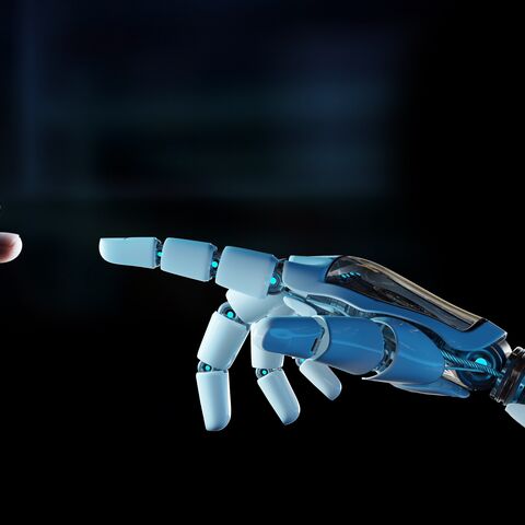 Weisser Cyborg-Finger berührt menschlichen Finger auf dunklem Hintergrund als 3D-Rendering