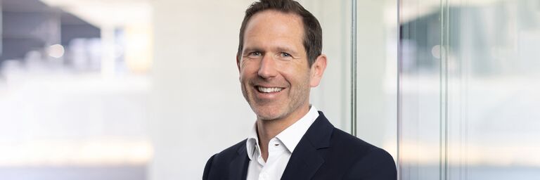 Auf dem Bild ist Alain Bahni zu sehen, der CEO der AMS
