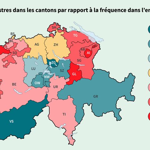 Une carte de la Suisse montre la fréquence des sinistres dans les cantons de 2018 à 2022, avec des couleurs allant de 20% à plus de 140% de la fréquence nationale.