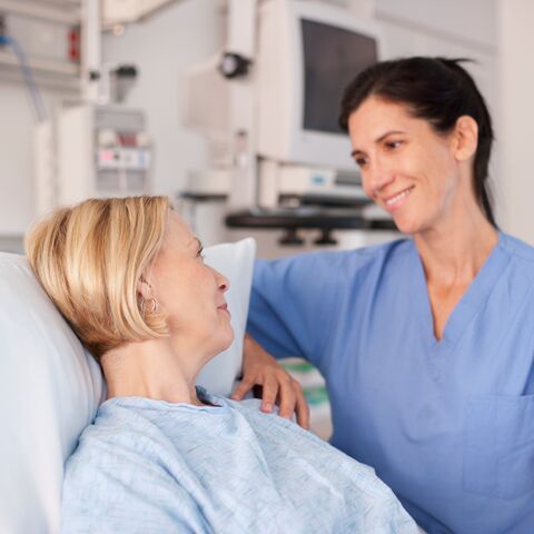 Un medico appoggia una mano sulla spalla della sua paziente