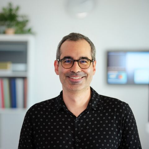 Mitarbeiterfoto von Lukas Hirt der AXA ARAG.

