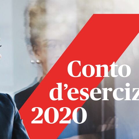Una donna in abito da lavoro guarda pensierosamente a sinistra. Una striscia rossa con la scritta «Conto d’esercizio 2020» sovrasta l’immagine.