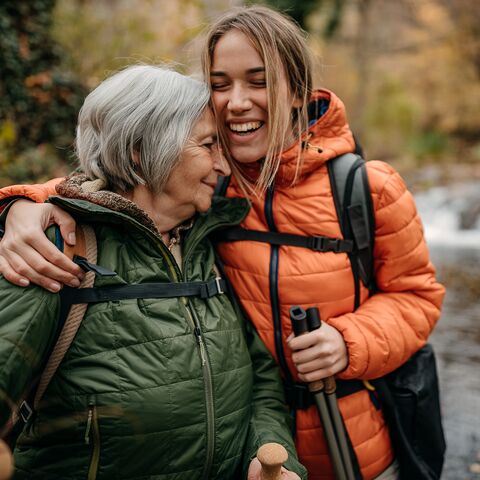 Una nipotina fa una passeggiata con la nonna in una giornata autunnale.