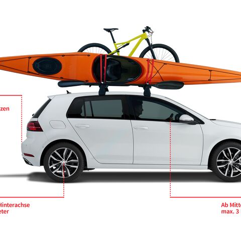 Une voiture blanche transporte sur son toit un kayak orange et un vélo. Des marques indiquent les saillies maximales.