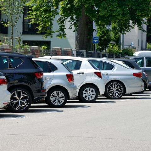 Mehrere Autos nebeneinander in Parkfeldern parkiert