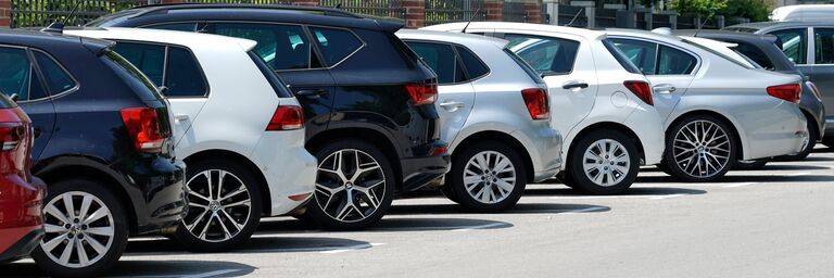 Mehrere Autos nebeneinander in Parkfeldern parkiert