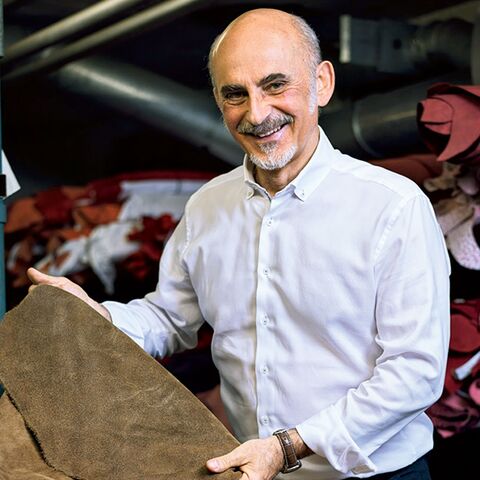 Unternehmer Roberto Martullo steht in seinem Lager und zeigt das Leder, aus dem im Anschluss seine Künzli-Schuhe angefertigt werden.
