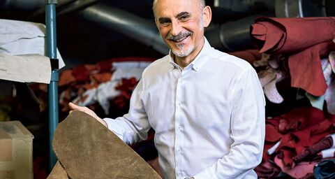 Unternehmer Roberto Martullo steht in seinem Lager und zeigt das Leder, aus dem im Anschluss seine Künzli-Schuhe angefertigt werden.