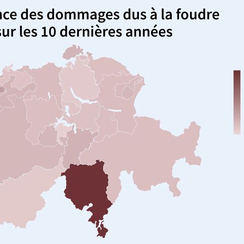 La carte de la Suisse montre la fréquence des dommages causés par la foudre au cours des dix dernières années, avec des couleurs plus foncées pour les fréquences plus élevées.