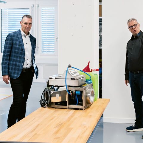 AXA-Schadenexperte Stephan Koller und Unternehmer Thomas Dubler stehen im Büro des Ingenieurbüros Dr. Brehm AG, wo der Brand stattgefunden hatte.