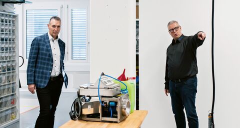 AXA-Schadenexperte Stephan Koller und Unternehmer Thomas Dubler stehen im Büro des Ingenieurbüros Dr. Brehm AG, wo der Brand stattgefunden hatte.