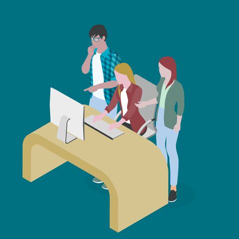 Drei Personen, zwei Frauen und ein Mann, arbeiten gemeinsam an einem Computer; eine Frau sitzt, die anderen beiden stehen und zeigen auf den Bildschirm.