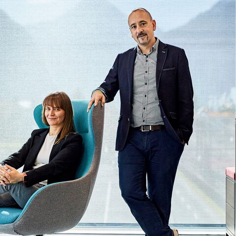 Sarah Seyr und Regis Lehmann vom Fintech-Startup Kamuno AG in ihrem Büro in Altdorf.