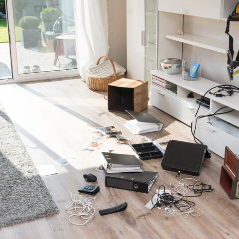 Sur l’illustration, on voit un appartement qui a été cambriolé et ravagé.