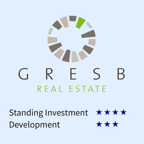 Logo de GRESB Real Estate avec un symbole rond et coloré au-dessus, affiche quatre étoiles pour Standing Investment et trois étoiles pour Development.