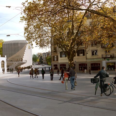 Ein Platz mit vielen Leuten, Tramschienen und Bäumen vor einem weissen Bahnhofsgebäude im klassizistischen Stil und älteren Häusern. Im Hintergrund ein modernes architektonisches Gebäude.