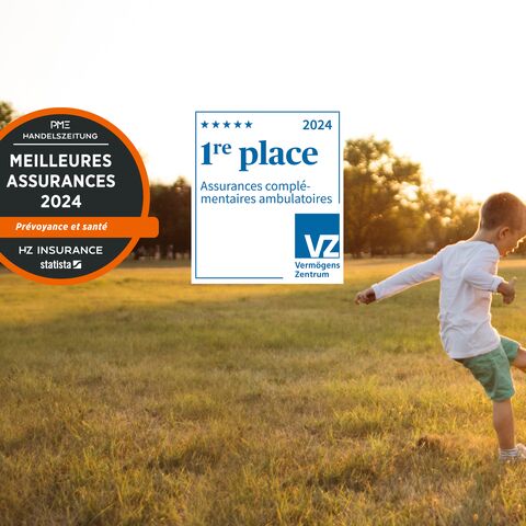 Un père joue avec son fils dans un champ ensoleillé, avec à côté des récompenses pour une assurance de premier plan et la première place pour les compléments d'assurance ambulatoires.