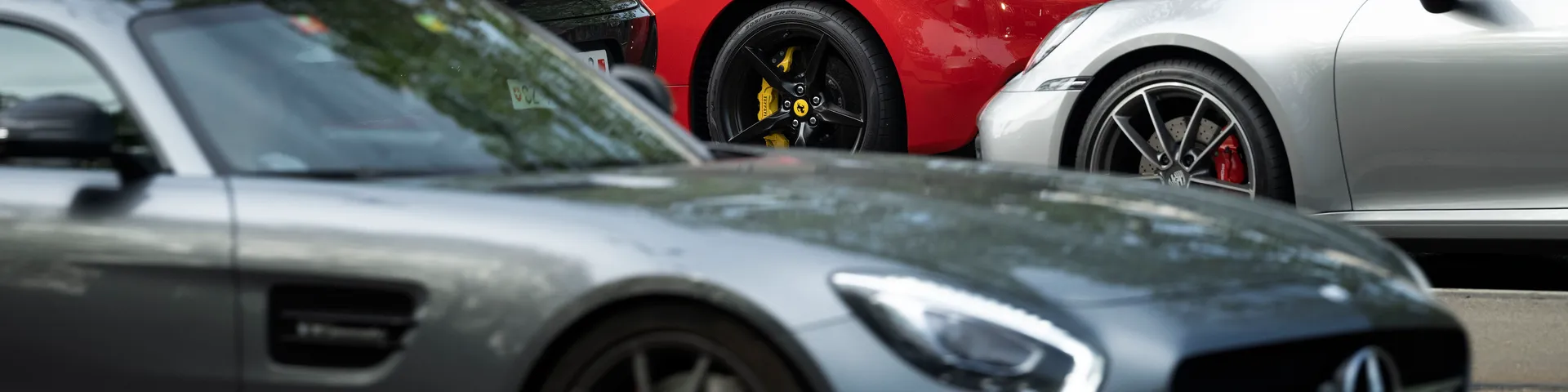 Vier teure Autos bzw. Sportwagen auf der Strasse