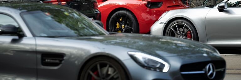 Quatre voitures ou voitures de sport onéreuses sur la route