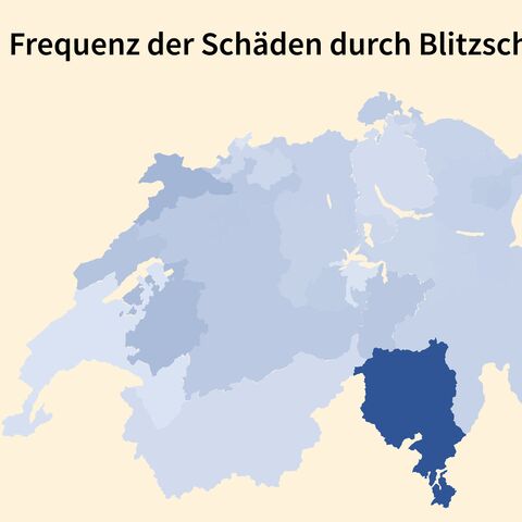 Karte der Schweiz zeigt die Häufigkeit von Blitzschlägen in den letzten 10 Jahren. Südliche Regionen sind stärker betroffen. Farbcodierung von hellblau bis dunkelblau.