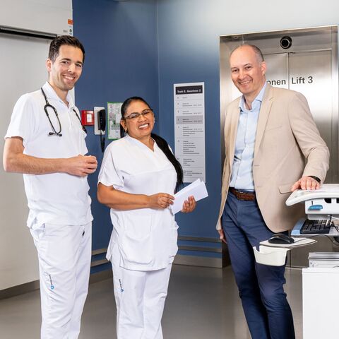 Manuel Portmann (rechts), Leiter HR Spital Bülach, im Gespräch mit Dr. med. Raphael Monsch, Leitender Arzt Klinik für Altersmedizin, und Marilis Gugger, Pflegehelferin