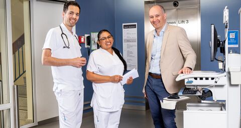 Manuel Portmann (a destra), responsabile delle risorse umane dell'Ospedale di Bülach, mentre parla con il dott. Raphael Monsch,
primario della Clinica di medicina geriatrica, e Marilis Gugger, assistente infermieristica